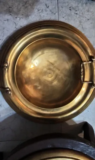 Brasero de latón con asas y palangana