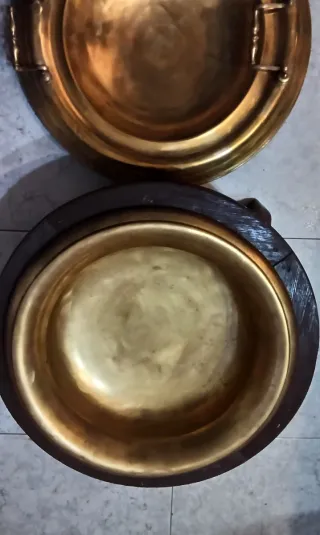 Brasero de latón con asas y palangana