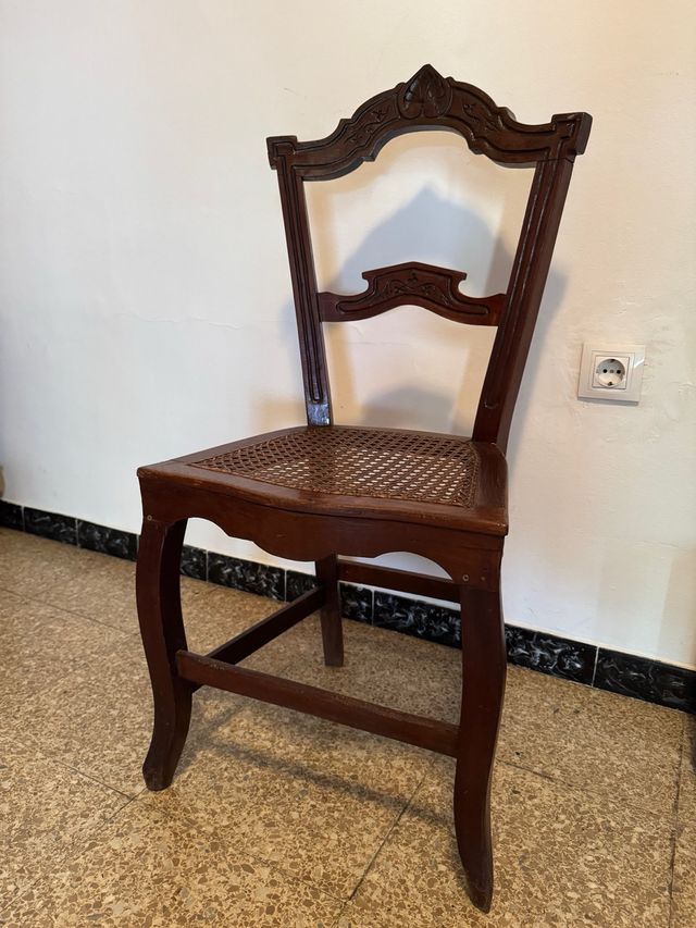 Silla antigua de madera con asiento de rejilla