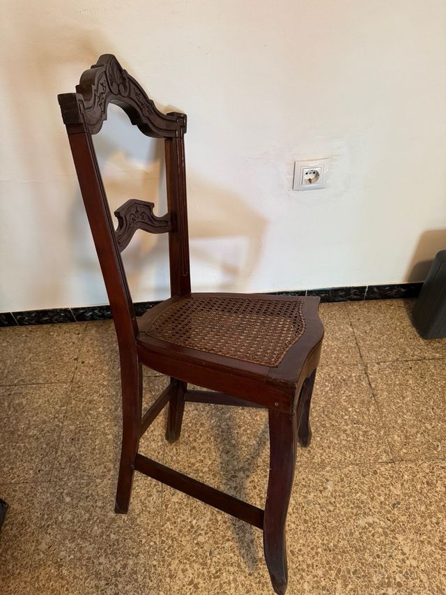 Silla antigua de madera con asiento de rejilla