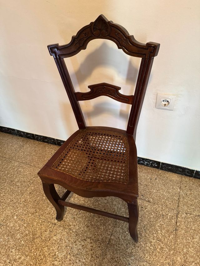 Silla antigua de madera con asiento de rejilla