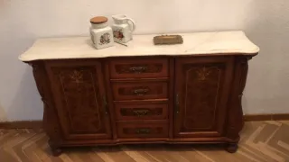 Mueble recibidor de madera y mármol