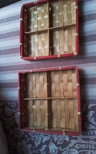 2 cestini in bambù con bordi rossi
