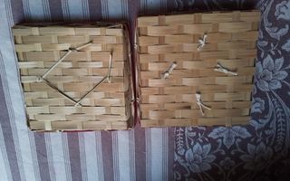 2 cestini in bambù con bordi rossi