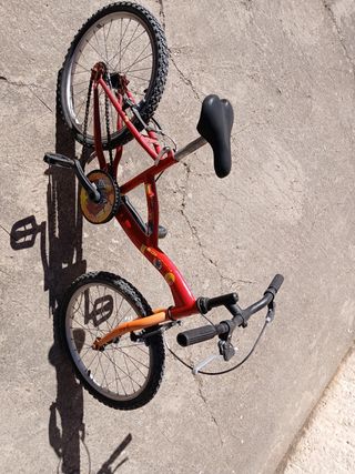 Bicicleta infantil roja