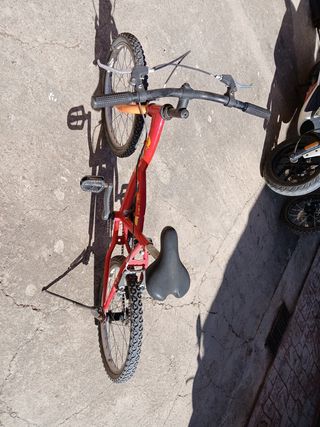 Bicicleta infantil roja