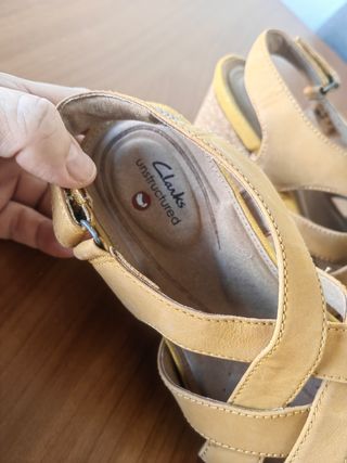 Sandalias de cuña amarillas cuero