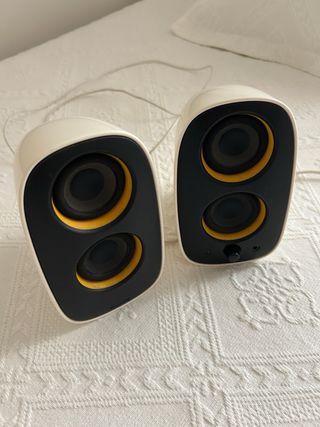 Altavoces multimedia Philips blancos y negros