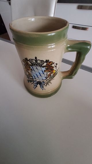 Boccale da birra in ceramica con stemma