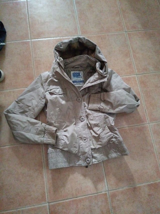 Parka color beige cierre con cremallera y botones