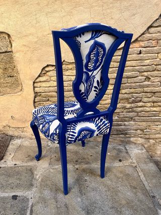 Silla vintage tapizada azul y blanco