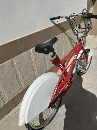 Bicicleta de ciudad roja
