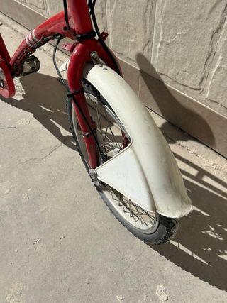 Bicicleta de ciudad roja