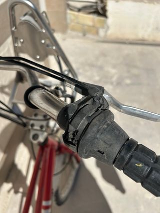 Bicicleta de ciudad roja