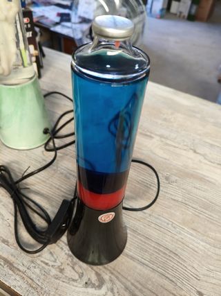 Lámpara de lava azul y roja