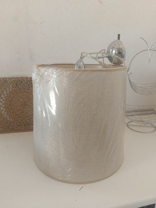 Lámpara de techo beige y plateado 