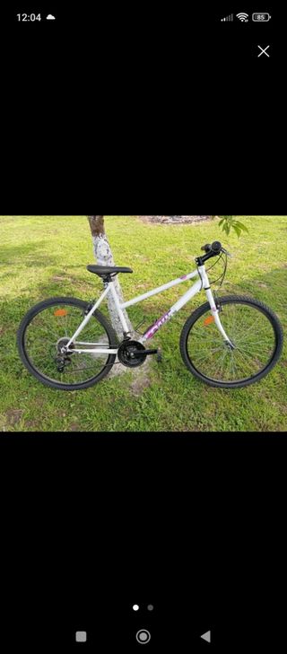 Bicicleta de montaña blanca