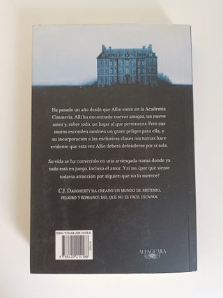 Tras los muros de Cimmeria (Night School 1)