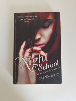 Tras los muros de Cimmeria (Night School 1)