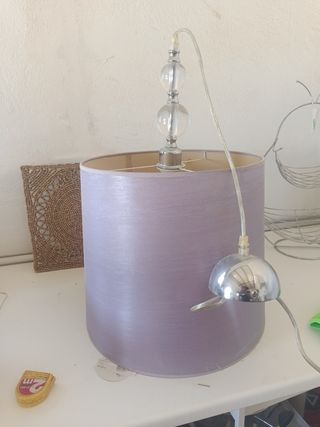 Lámpara de techo lila con detalles plateados