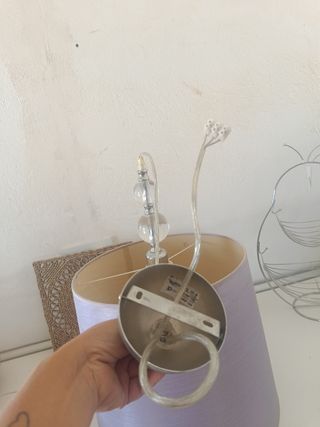 Lámpara de techo lila con detalles plateados