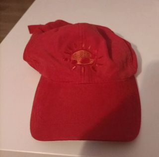 Gorra roja con sol bordado