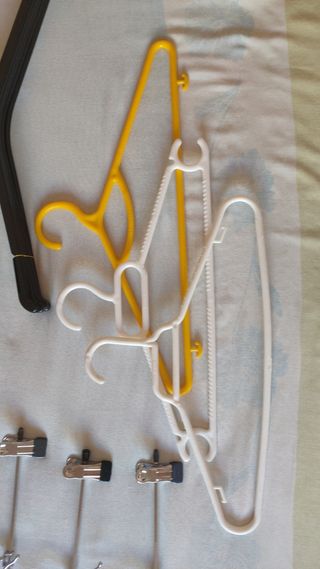 8 Perchas Pinza Metal + 17 Perchas Plástico