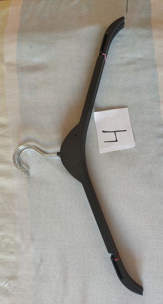 8 Perchas Pinza Metal + 17 Perchas Plástico