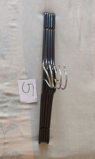 8 Perchas Pinza Metal + 17 Perchas Plástico