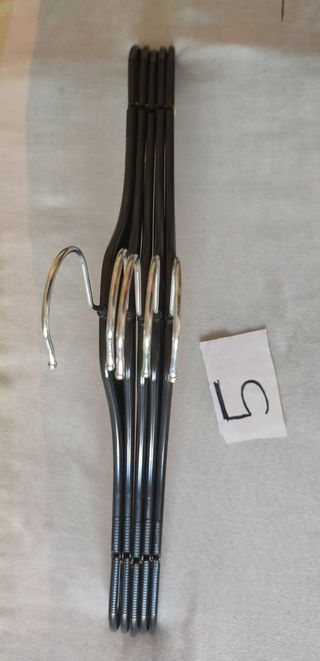 8 Perchas Pinza Metal + 17 Perchas Plástico