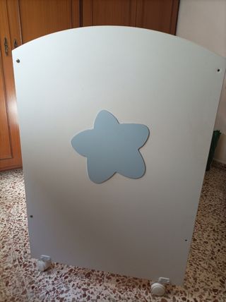 Cuna de bebé blanca con detalle de nube