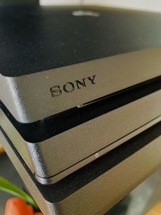PS4 Pro + Auricular + mando + 4 JUEGOS (con caja)
