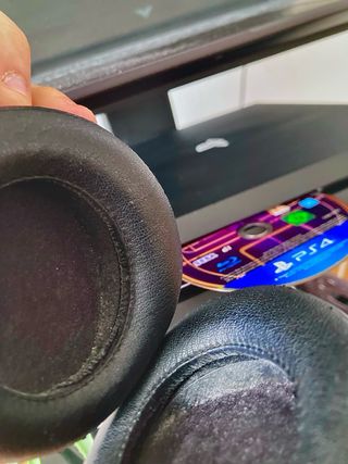 PS4 Pro + Auricular + mando + 4 JUEGOS (con caja)
