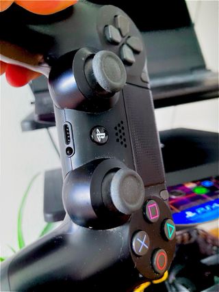 PS4 Pro + Auricular + mando + 4 JUEGOS (con caja)
