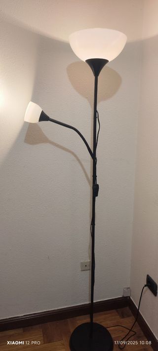 Lámpara de pie con luz directa e indirecta