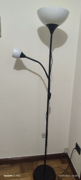 Lámpara de pie con luz directa e indirecta