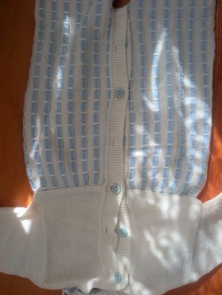 Trajecito de bebé tejido