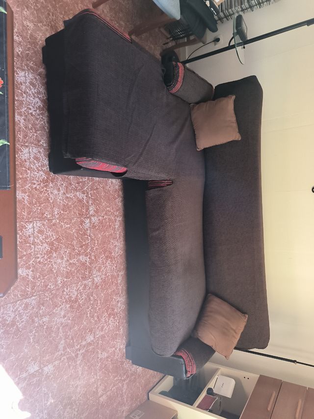 Sofá chaise longue rayas rojas y negras con funda