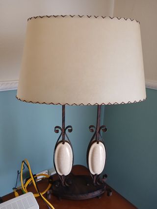 Lámpara de mesa beige y marrón