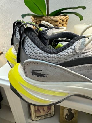 Zapatillas Lacoste grises y amarillas