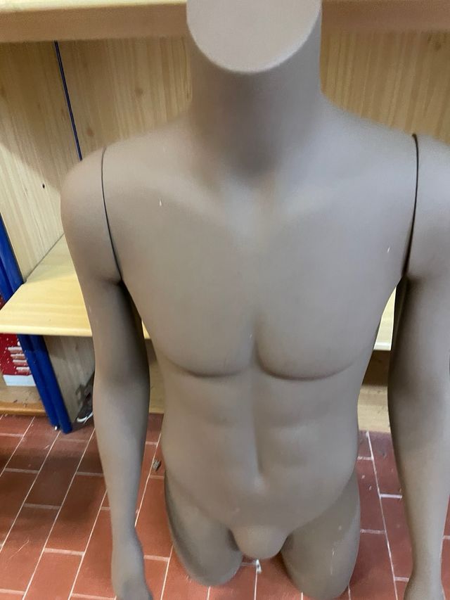 Manichino uomo marrone