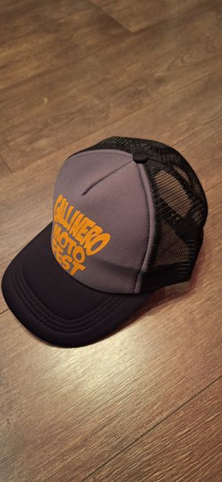 Gorra gris y negra,con letras naranjas