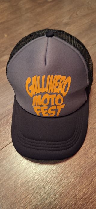 Gorra gris y negra,con letras naranjas