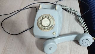 Teléfono antiguo de rueda gris