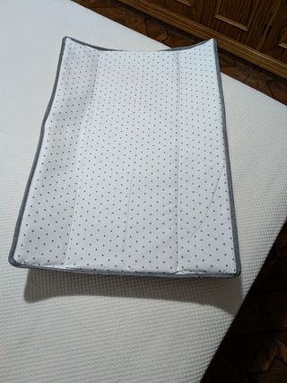 Cuna gris con estampado de estrellas