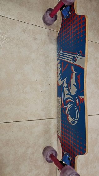 Patineta Longboard con ruedas moradas y luces