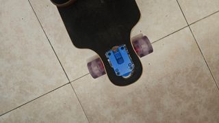 Patineta Longboard con ruedas moradas y luces