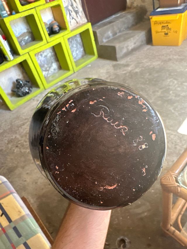 Jarrón oscuro de cerámica