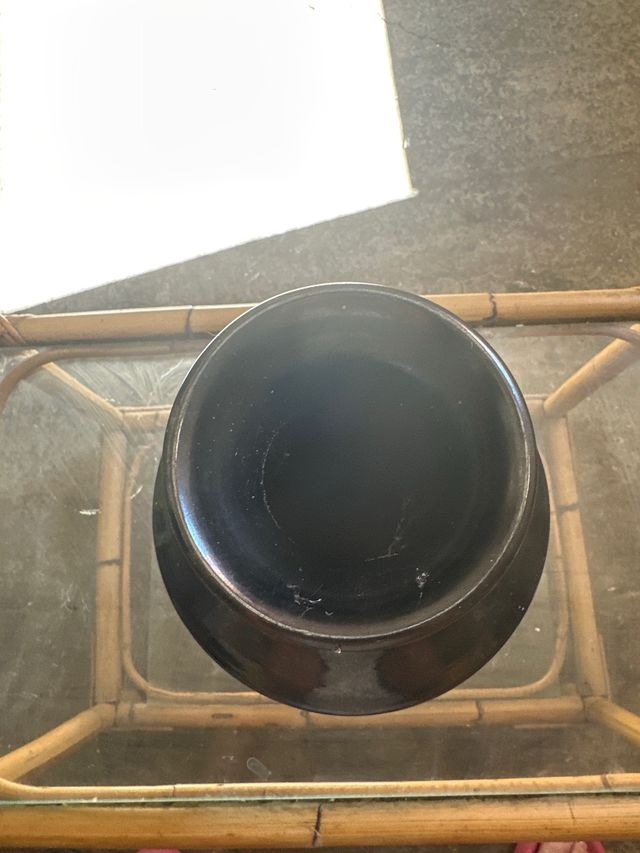 Jarrón oscuro de cerámica