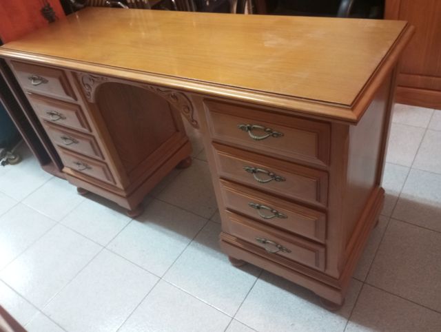 Escritorio de pino con cajones